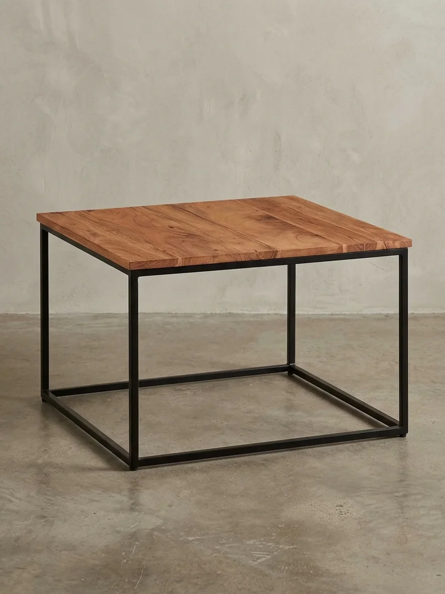 Couchtisch Industrial, Akazienholz mit Eisengestell, handgefertigt, robust und stabil